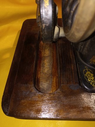 Macchina da cucire antica a manovella