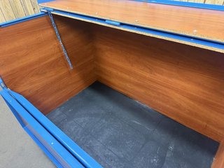 BOX CON RUEDAS Y TAPA 135X85X110CM