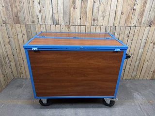 BOX CON RUEDAS Y TAPA 135X85X110CM