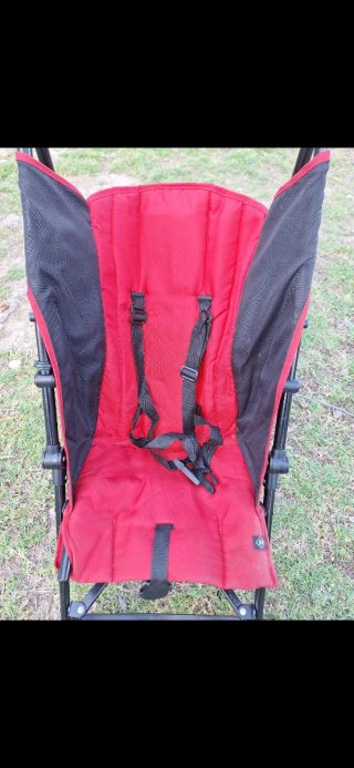 Carrito de bebé rojo