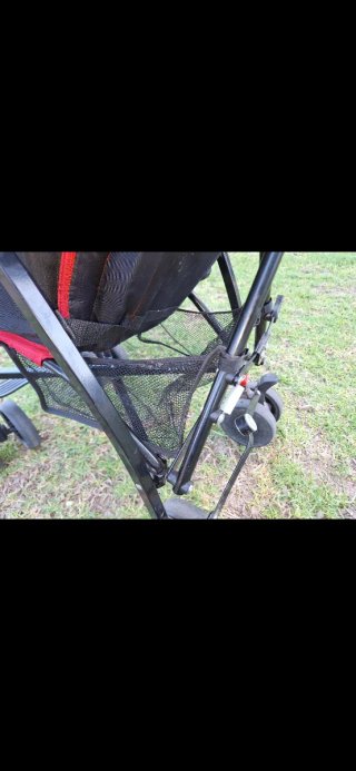 Carrito de bebé rojo