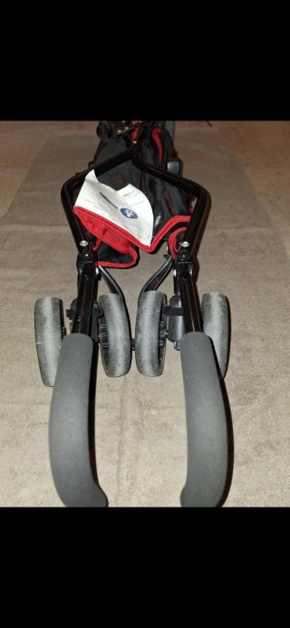 Carrito de bebé rojo