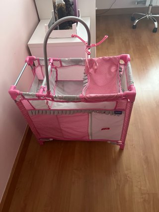 Cuna de muñecas rosa con móvil
