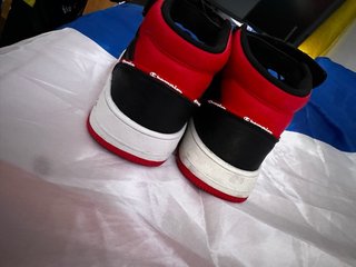 Zapatilla Champion Negra, Roja y Blanca