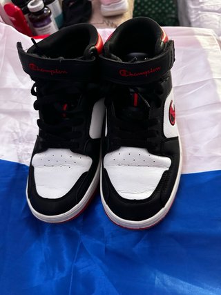 Zapatilla Champion Negra, Roja y Blanca