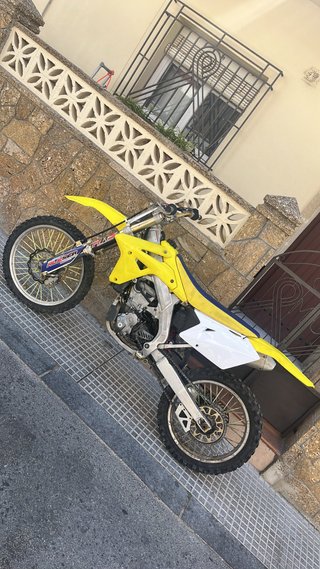 Moto de Cross Suzuki Amarilla y Blanca