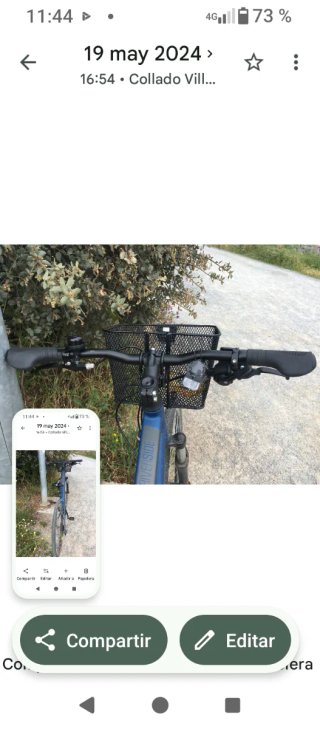 Bicicleta azul con cesta