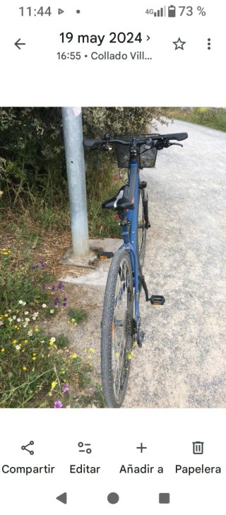 Bicicleta azul con cesta