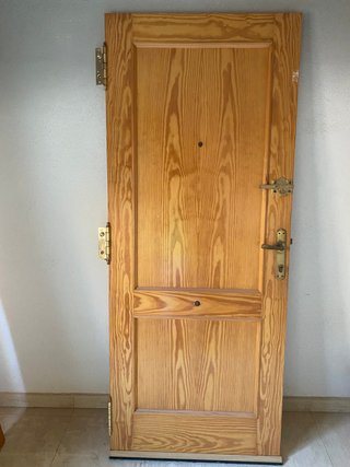 Puerta de madera de entrada