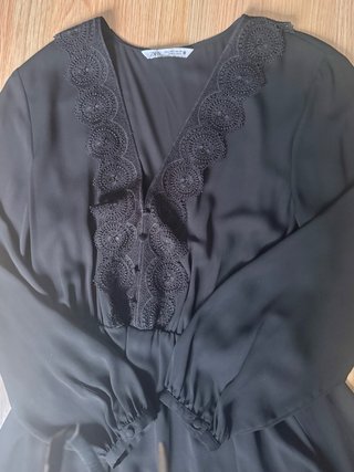 Vestido corto negro cuello encaje. Talla L. Zara.