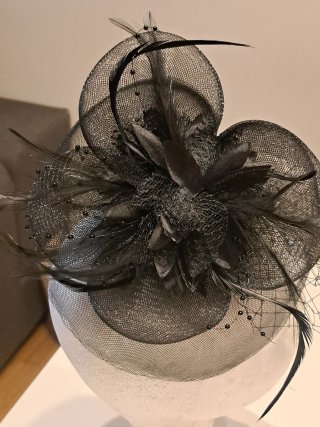 Tocado negro con plumas y velo