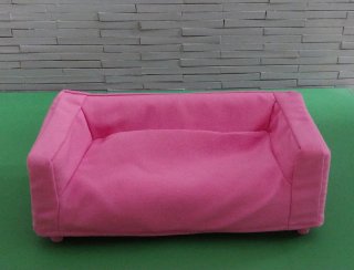 Sofá rosa para muñecas