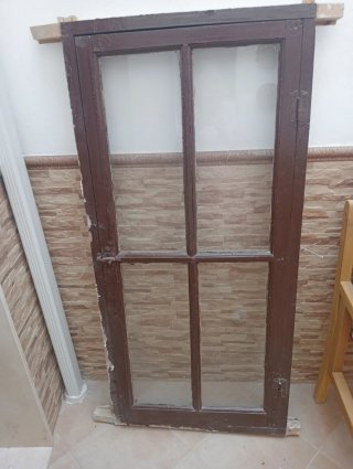 Ventana antigua madera con cristales