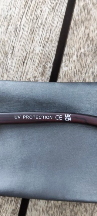 Gafas de sol doradas con pedrería