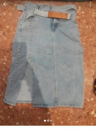 Falda vaquera midi con cinturón