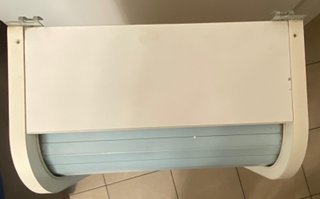 Mobiletto con serranda bianco e azzurro