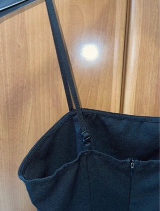 Vestito corto nero con spacco