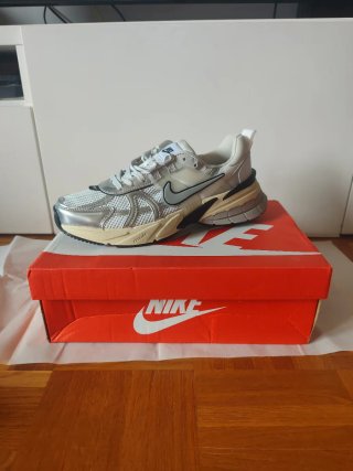 Zapatillas Nike Plata y Blanco