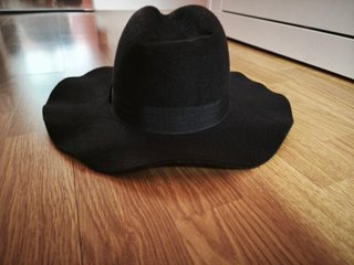 Sombrero Parfois negro ala ancha