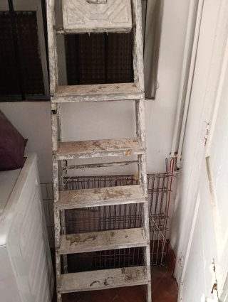 Escalera de mano metálica funciona perfectamente
