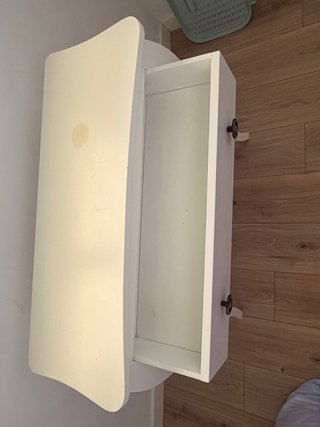 Mesa auxiliar blanca con cajón