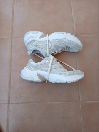 Zapatillas Nike grises y blancas