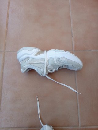 Zapatillas Nike grises y blancas