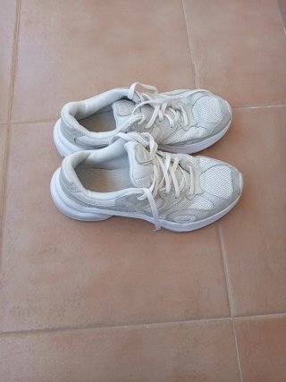 Zapatillas Nike grises y blancas