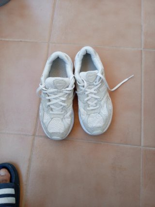 Zapatillas Nike grises y blancas
