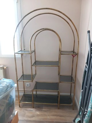 Estantería dorada con baldas de cristal