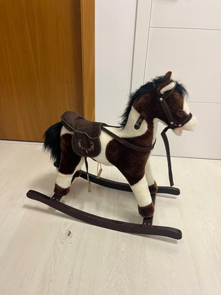 Caballito balancín marrón y blanco