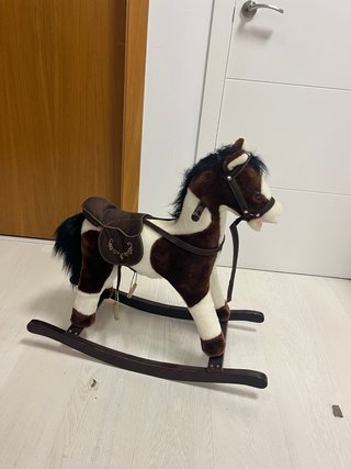 Caballito balancín marrón y blanco