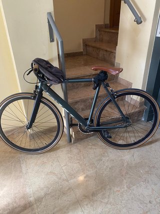 Bici urbana verde asiento y puños de cuero
