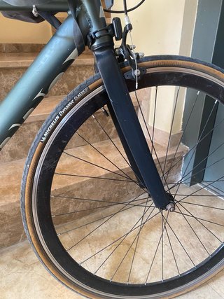 Bici urbana verde asiento y puños de cuero