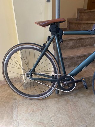 Bici urbana verde asiento y puños de cuero