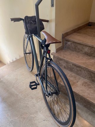 Bici urbana verde asiento y puños de cuero