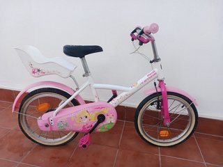 Bici infantil rosa y blanca con casco de regalo