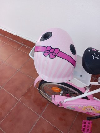 Bici infantil rosa y blanca con casco de regalo