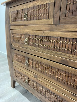 Cómoda de madera y ratán clásica.