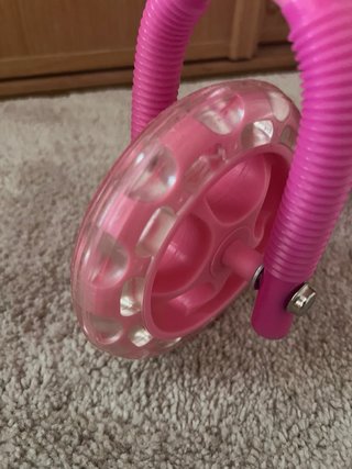 Patinete infantil rosa con cesta