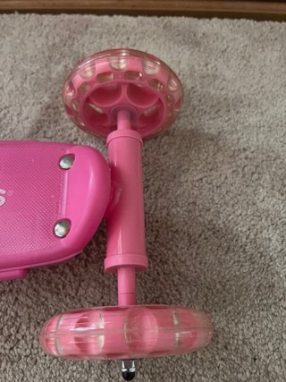 Patinete infantil rosa con cesta