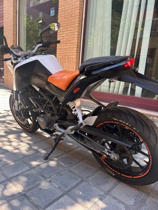 KTM 125 Duke Naked Blanca y Naranja