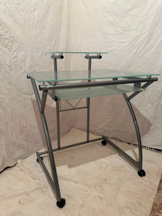 Escritorio con base para pantalla y teclado
