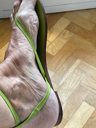 Sandalias planas de tiras verdes y rojas de cuero