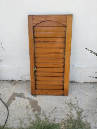 Contraventanas menorquinas con lamas oscilantes