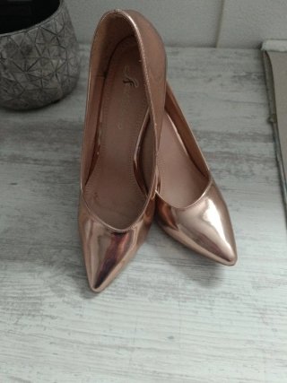 Zapatos de tacón dorados