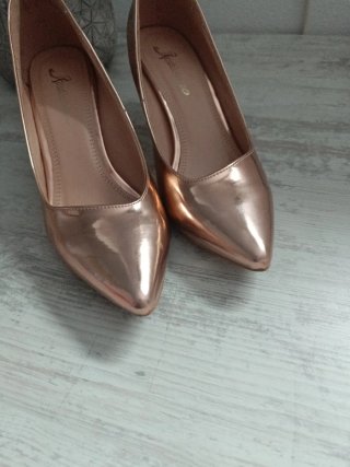Zapatos de tacón dorados