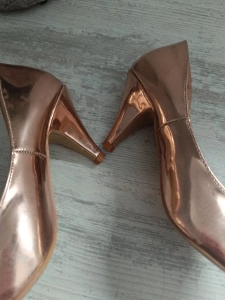 Zapatos de tacón dorados