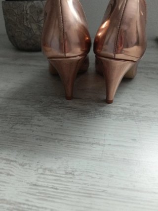 Zapatos de tacón dorados