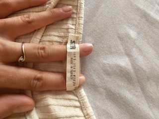 Camiseta corta beige con abertura en hombro